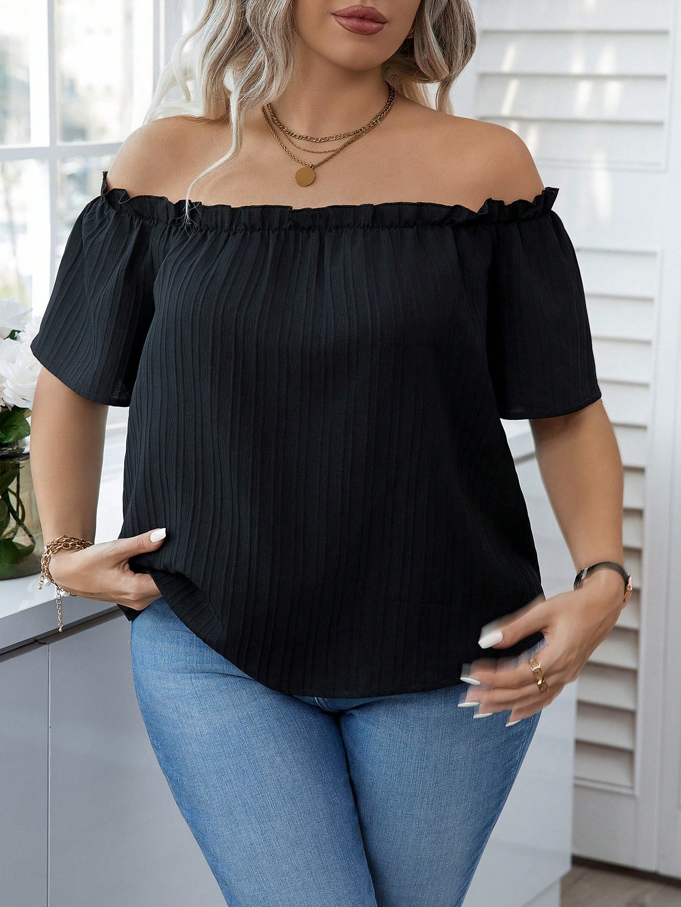 Blouse Off Shoulder - 女性用、セクシーなオフショルダーの黒いトップス、フリル付きの半袖、プリーツ入りシフォン素材の夏用カジュアルシャツ、プラスサイズ対応。