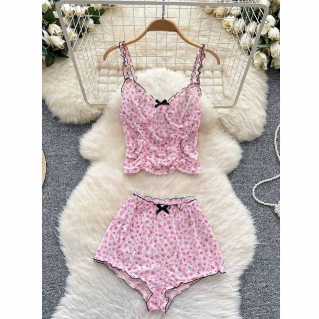 Romper Floral Print - 女性用、可愛らしいデザインのルームウェアセット。花柄プリント、ギャザー入りのストラップ付きトップス、ハイウエストのワイドレッグショートパンツ。薄手で快適な素材を使用。